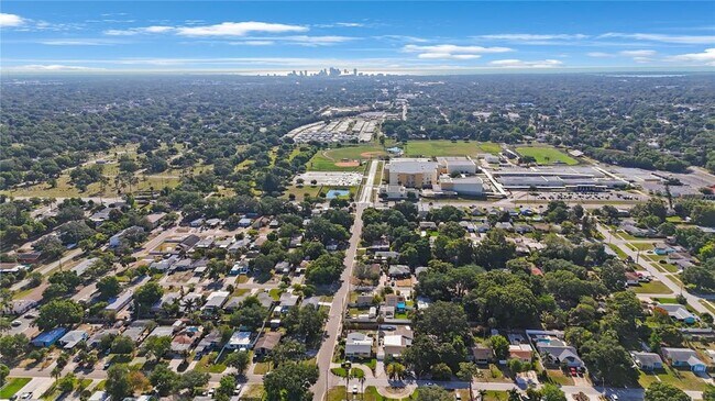 Building Photo - 702 Gray St S