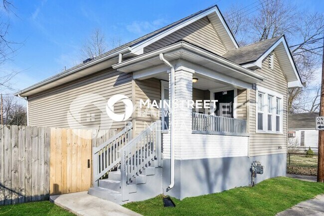 Building Photo - 3 Bedroom Pet-Friendly Home in Louisville, KY with Main Street Renewal
