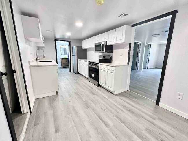 Building Photo - 719 S Poplar St