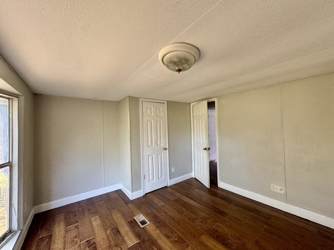 Building Photo - 610 Old Slag Rd