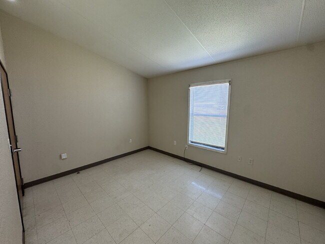 Building Photo - 5923 E Private Rd 6575