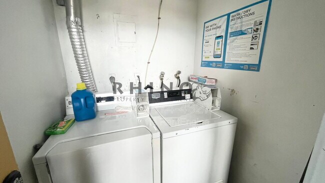 Building Photo - 120 E Utopia Ave