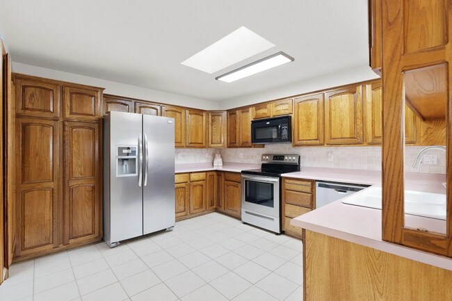 Building Photo - Adorable Townhome, 2 Master Bedroom Suites to Patio Living