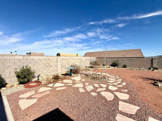 Building Photo - Beautiful 2023 Build | 3 Bed, 2 Bath | Solar + Premium Upgrades | Landscaping Included