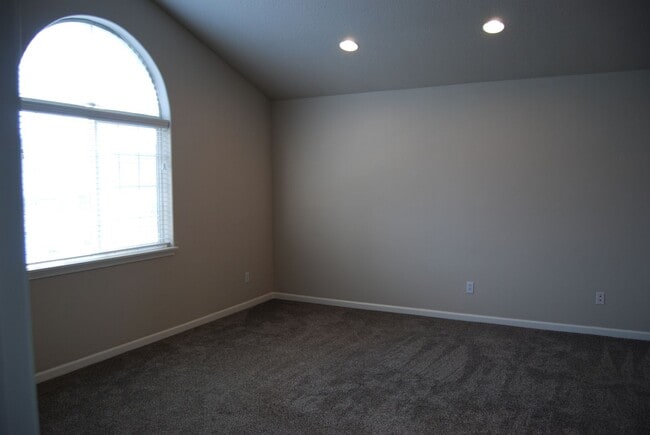 Building Photo - Modern 3 Bed 2.5 Bath Home in Sifton with ...