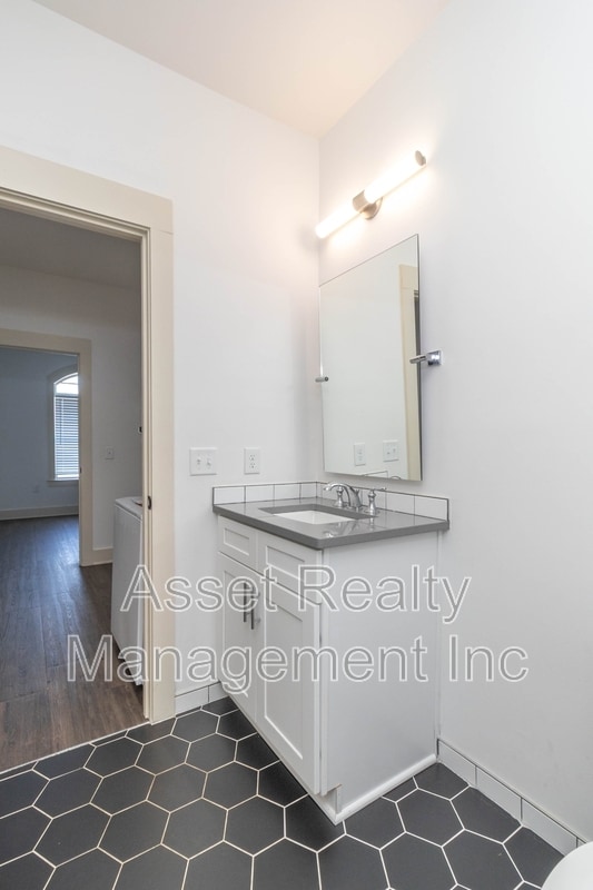 Building Photo - 1120 Franck St