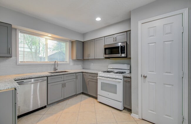 Building Photo - 326 Fair Oak Dr