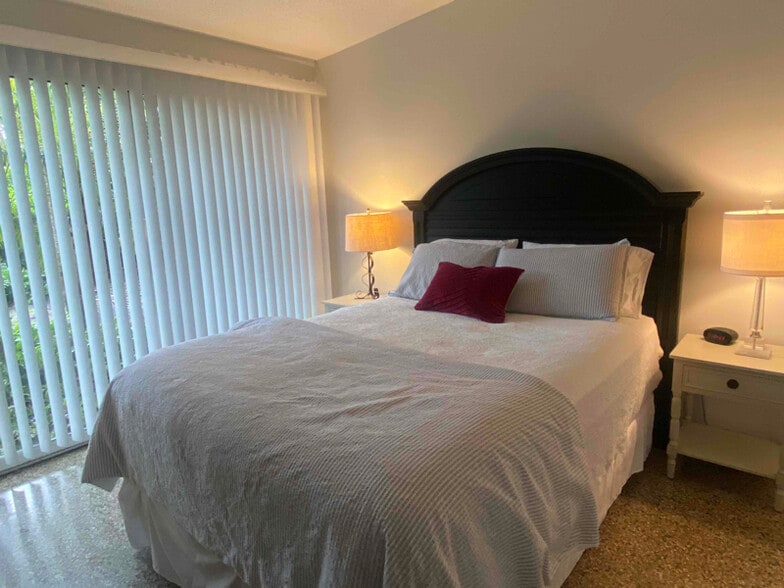 Building Photo - 720 Lantana Ln