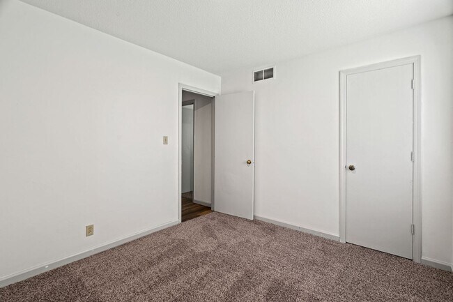 Building Photo - 1304 Essex Ct