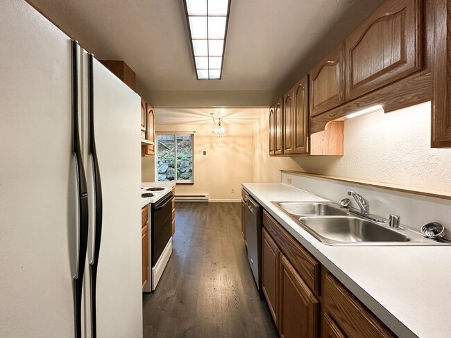 Building Photo - Charming 3-Bed Townhouse in Quiet Neighborhood Across from Park!