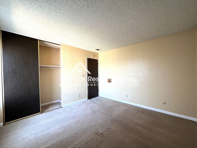 Building Photo - Spacious Elk Grove 2bd/2ba Triplex