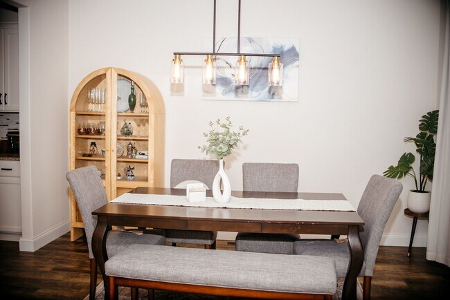 Building Photo - 220 Callie Dr