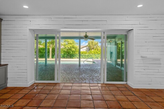 Building Photo - 1384 Burgundy Dr