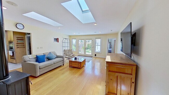 Building Photo - Amazing and Spacious 3 bed / 2 bath home! ...