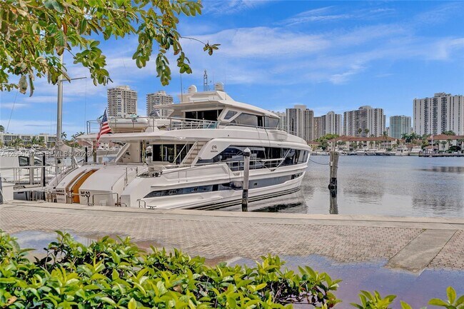 Building Photo - 3610 Yacht Club Dr