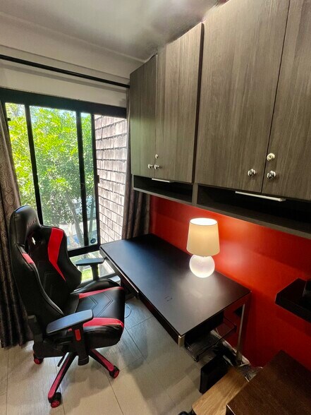 Building Photo - 950 N Kings Rd