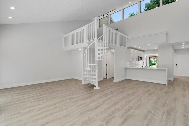 Building Photo - 6680 Thornhill Ct