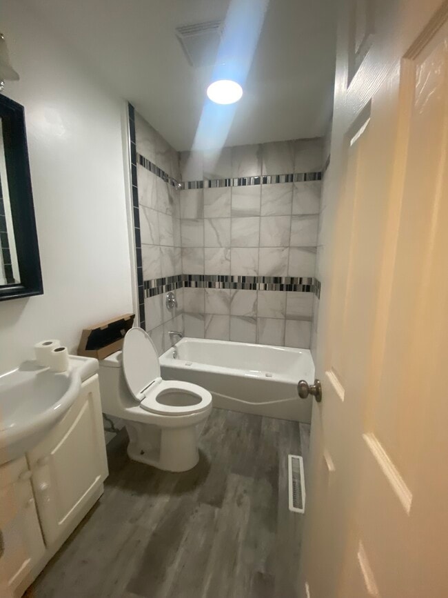 Building Photo - 408 E Broadwell St