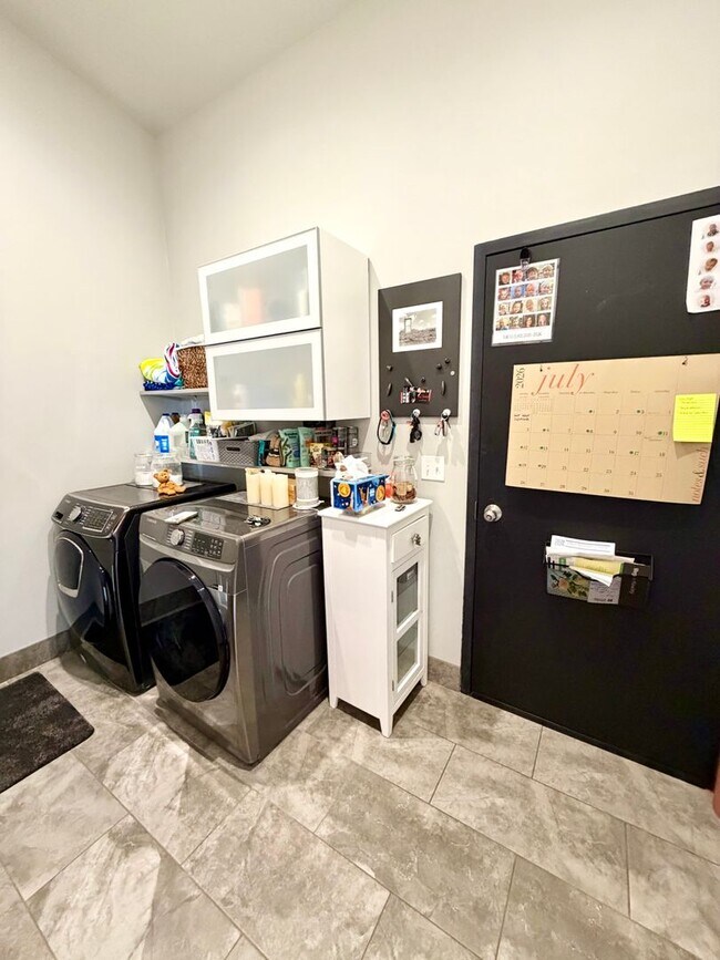 Building Photo - Contemporary 2 bedroom, 2.5 bath home in the heart of Route 66.