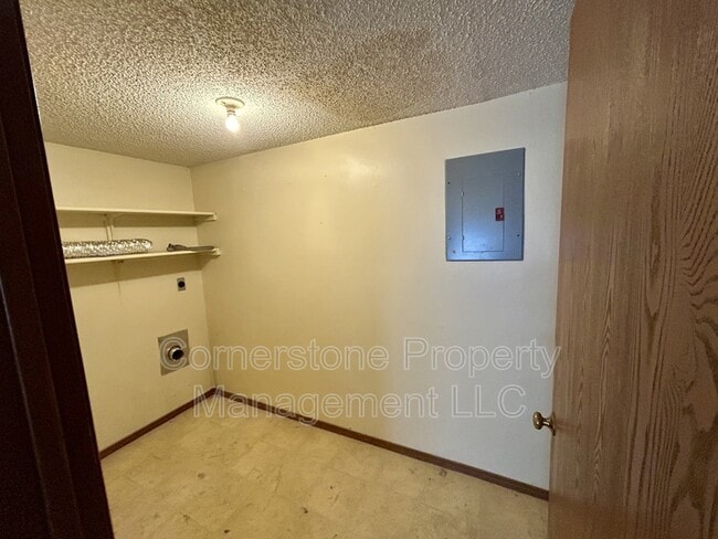 Building Photo - 817 Maple Ln