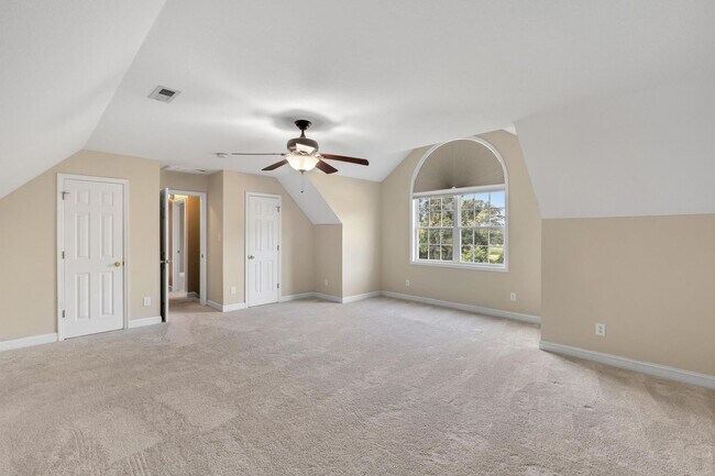 Building Photo - 3 bedroom with BONUS! Fenced Yard
