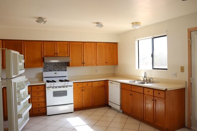 Building Photo - Large Backyard