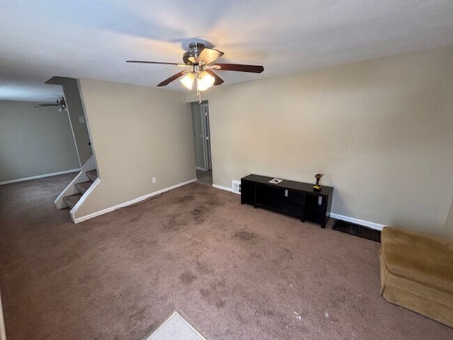 Building Photo - 3 bed/ 1 Bath Single Family Home Penn Hills