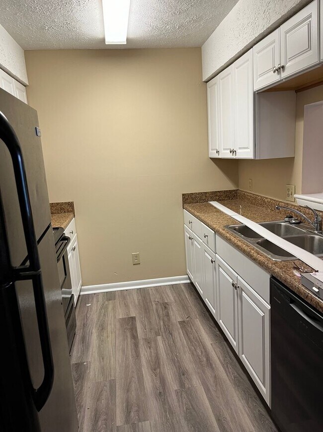 Building Photo - 2 Bedroom 1 1/2 Bath Townhome
