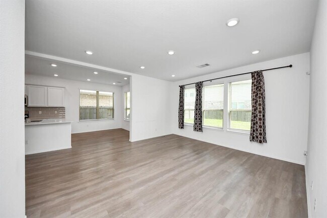 Building Photo - 24063 Hawthorn Lks Dr