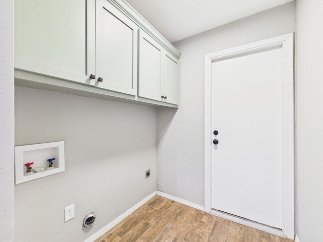 Building Photo - Beautiful in Belmar!