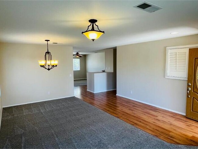 Building Photo - 27970 Sunlight Ct
