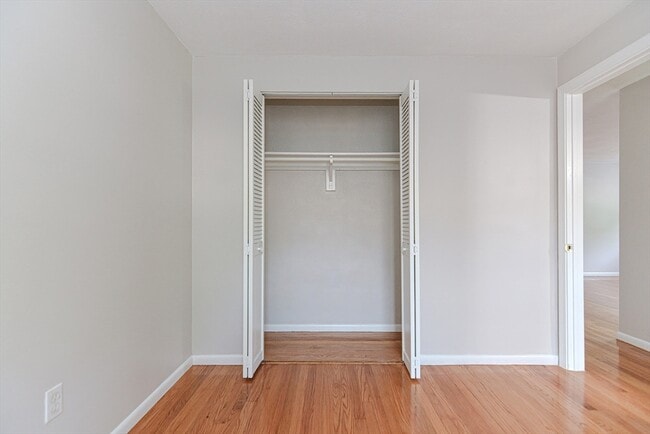 Building Photo - 4 Colonial Village Dr