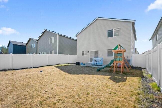 Building Photo - Beautiful 2022 Built Home With Views!