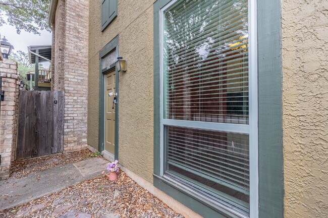 Building Photo - 3678 Hidden Dr
