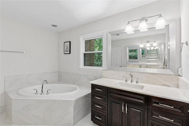 Building Photo - 210 Willow Lk Cv