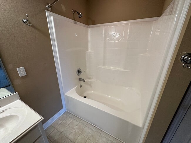Building Photo - Beautiful 3 Bedroom House in Savannah Place