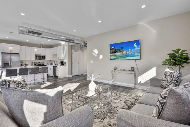 Building Photo - 1111 Bonnie Brae Pl