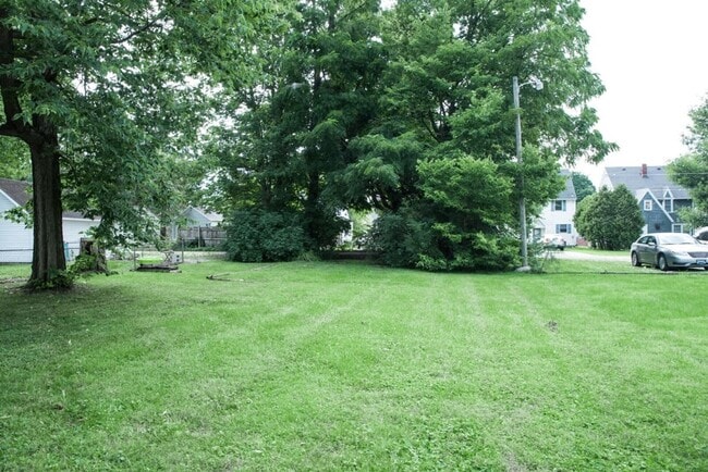 Building Photo - AVAILABLE NOW! Close to Campus