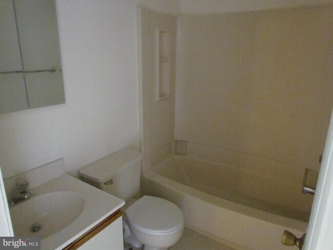 Building Photo - 9 Cohanzick Ct
