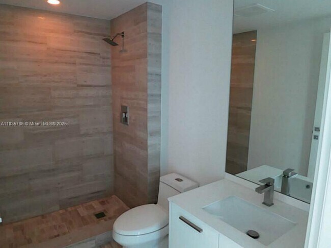 Building Photo - 1300 Brickell Bay Dr