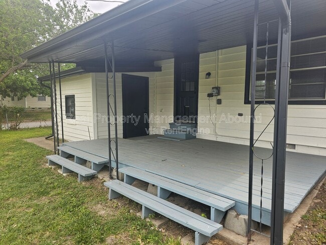 Building Photo - 1030 N Hickory Ave