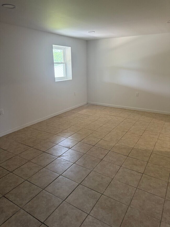 Building Photo - Spacious 4 Bedroom 2 1/2 bathroom Townhome With an ensuite located downstairs.