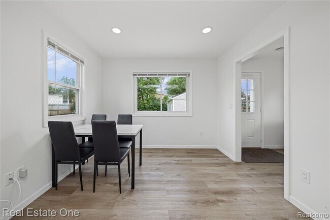 Building Photo - 3420 Fairmont Rd