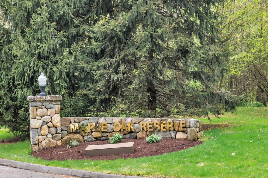 Building Photo - 70 Maple Oak Dr