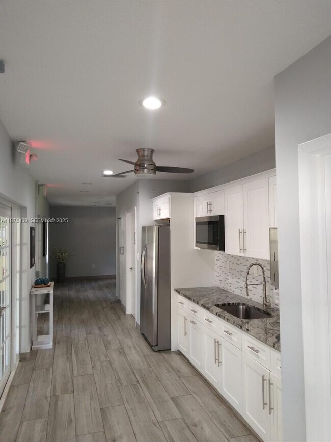 Building Photo - 3510 Oaks Way