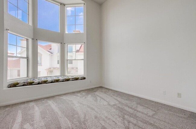 Building Photo - Available Now! Tri-Level 3 Bedroom 3.5 Bath Townhome!!