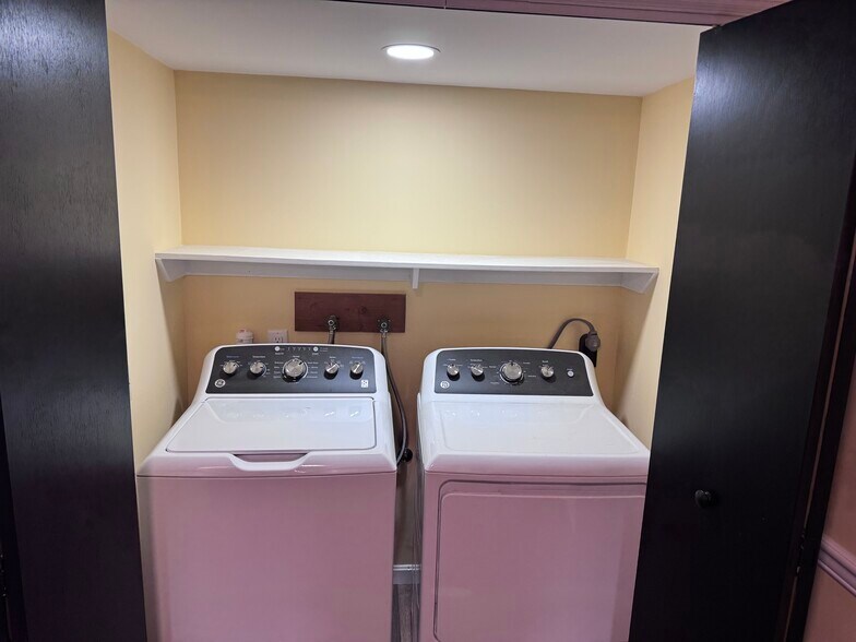 Building Photo - 110 E Locust St