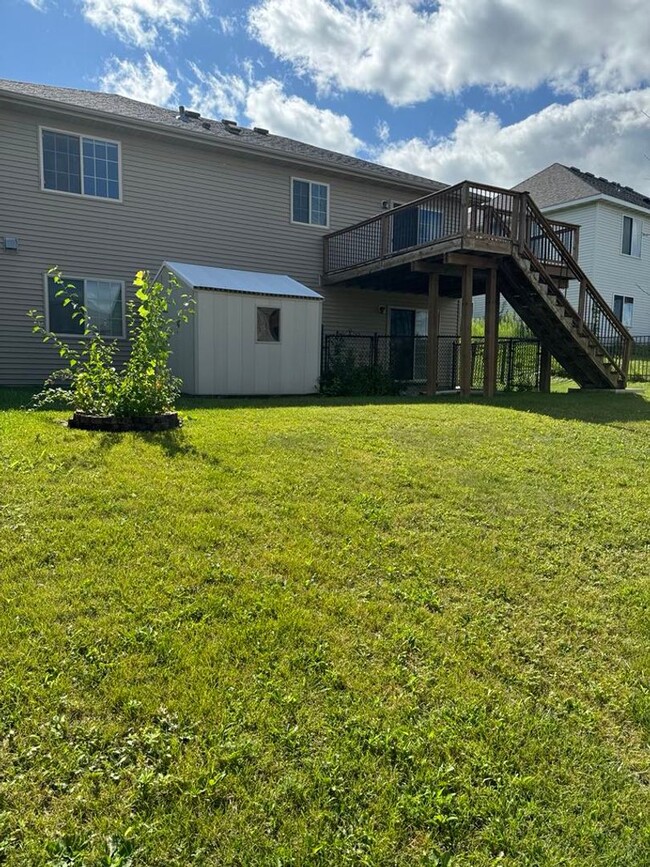 Building Photo - Update NW House New carpet throughout the ...