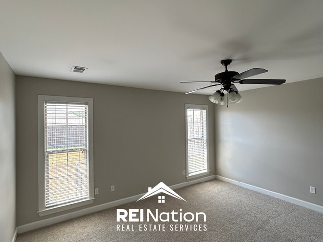 Building Photo - SOUTHAVEN STUNNER! 3BR/2BA | Vaulted Ceilings & Fireplace | Fenced Yard!