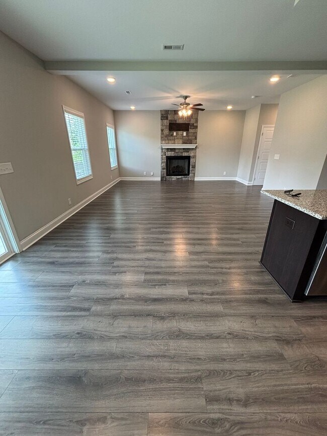 Building Photo - 4 Bedroom 2 1/2 Bath Pet Friendly Home For Rent Near Post!